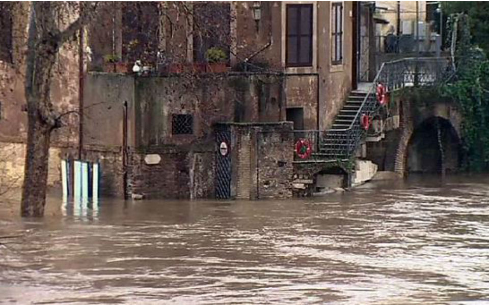 ιταλία-δύο-νεκροί-σε-πλημμύρες-στο-κεν-2021198