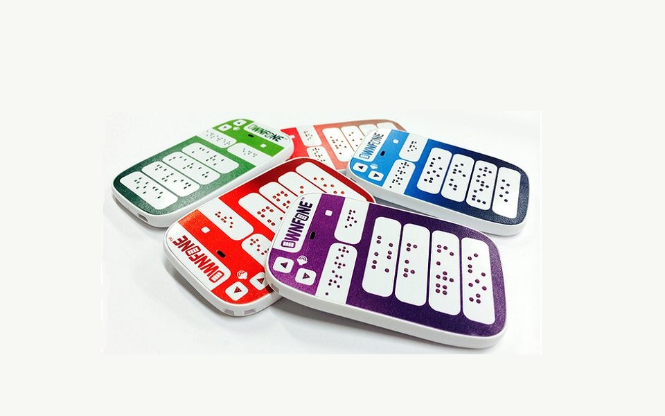 κινητό-με-πλήκτρα-σε-κώδικα-μπράιγ-2024002