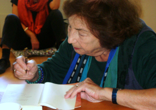 επίτιμη-διδάκτωρ-του-απθ-η-συγγραφέας-2024758