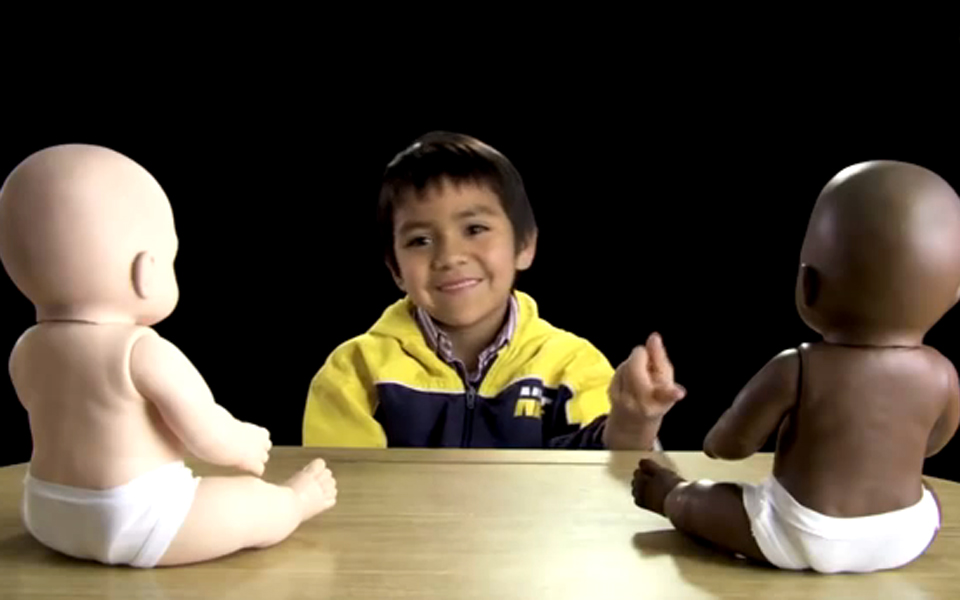 πείραμα-με-κούκλες-κατά-του-ρατσισμού-2025948