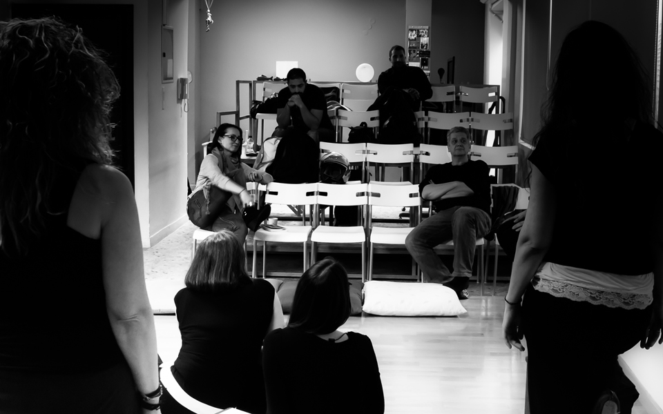 playback-ηθοποιοί-στο-τεντωμένο-σχοινί-που-κ-2023344