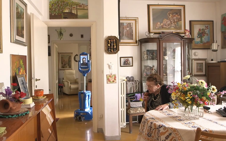 ιταλίδα-94-ετών-συγκατοικεί-με-ρομπότ-φ-2021479