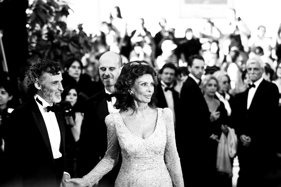 η-sophia-loren-έλαμψε-στο-κόκκινο-χαλί-των-καννών-2024600