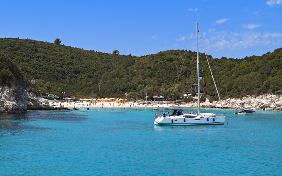 παξοί-bουτιές-σε-κρυστάλλινα-νερά-2023553