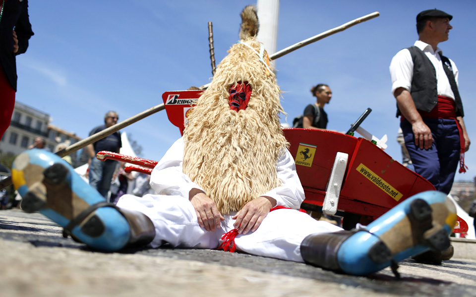 με-τις-μάσκες-στους-δρόμους-2028421