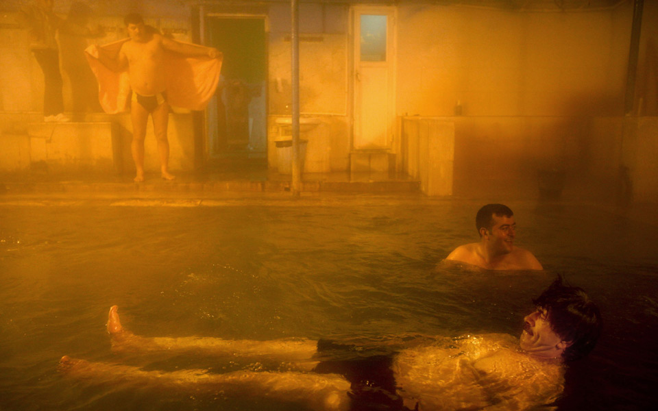 ιράν-ιαματικά-λουτρά-αυστηρά-για-άνδρ-2027078