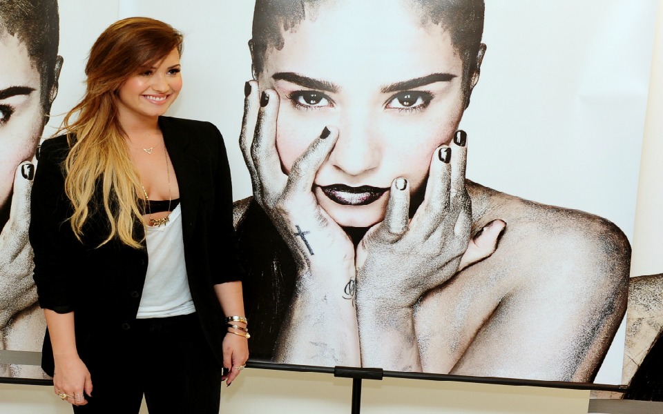 ο-σύντροφος-της-demi-lovato-κάνει-εμφάνιση-στο-video-c-2032393