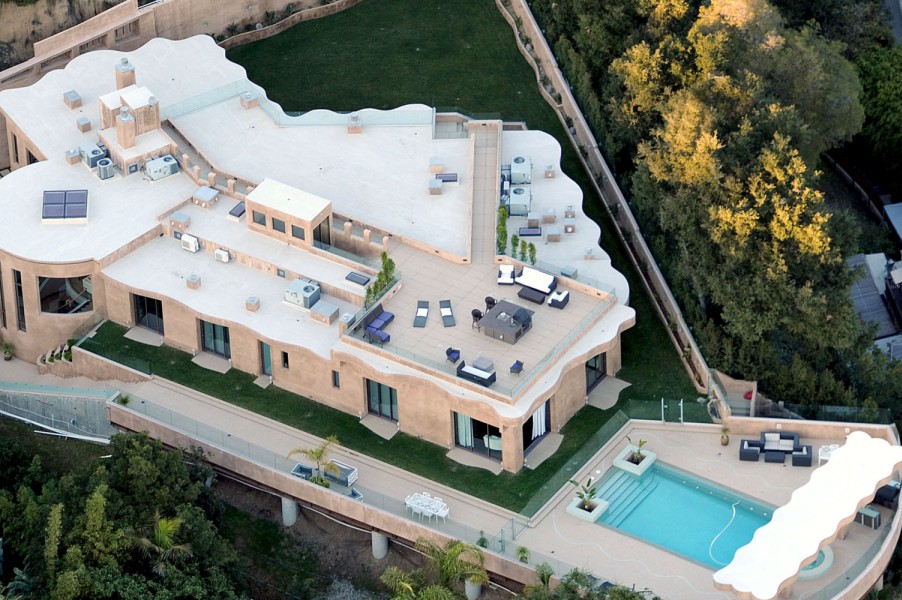 rihanna-το-καινούριο-της-παλάτι-στο-hollywood-hills-2028322