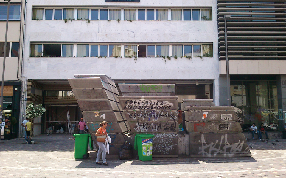 μοναστηράκι-μια-πλατεία-σε-αποσύνθεσ-2034270