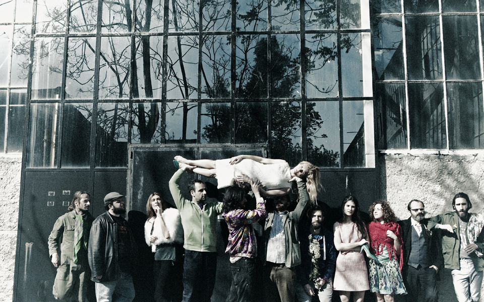 ατλαζένιο-γοβάκι-η-ελληνική-εκδοχή-2035723