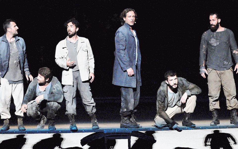 λιτό-σκηνικό-εξαίρετος-λόγος-θερμή-υπ-2036213