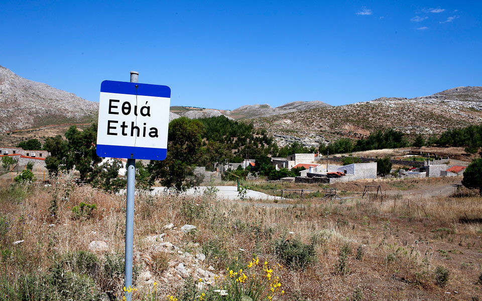 χτίζουν-μόνοι-τους-ένα-χωριό-από-την-αρ-2033524