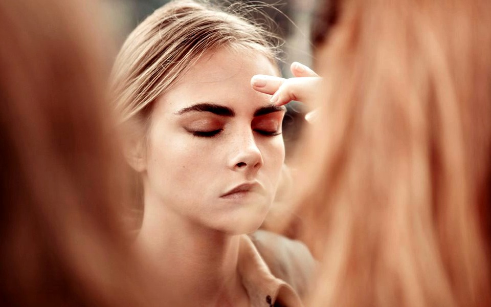 πυκνά-και-καλοσχηματισμένα-φρύδια-πω-2036129