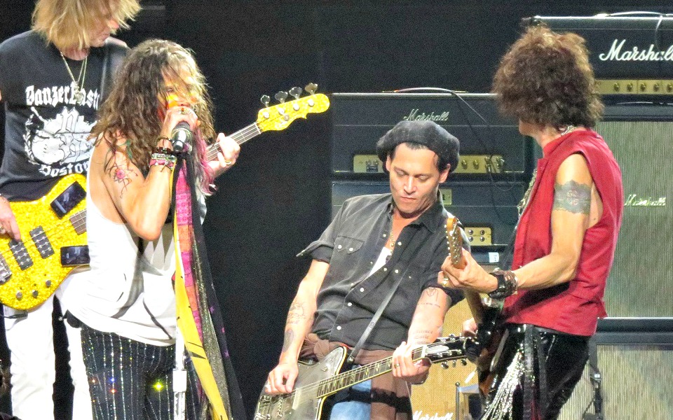 ο-johnny-depp-πήρε-την-κιθάρα-του-2036015