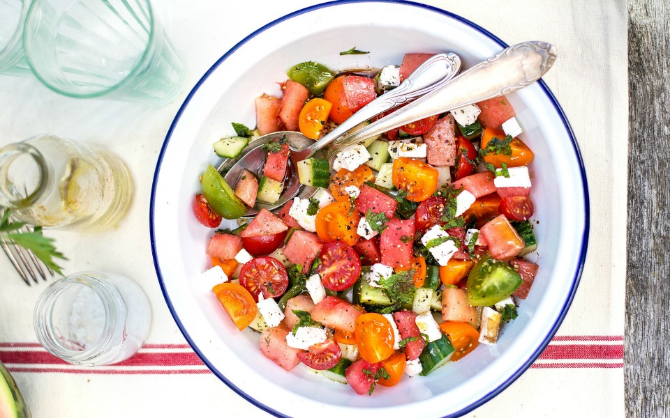 μία-σαλάτα-με-ντομάτα-και-καρπούζι-που-2035385
