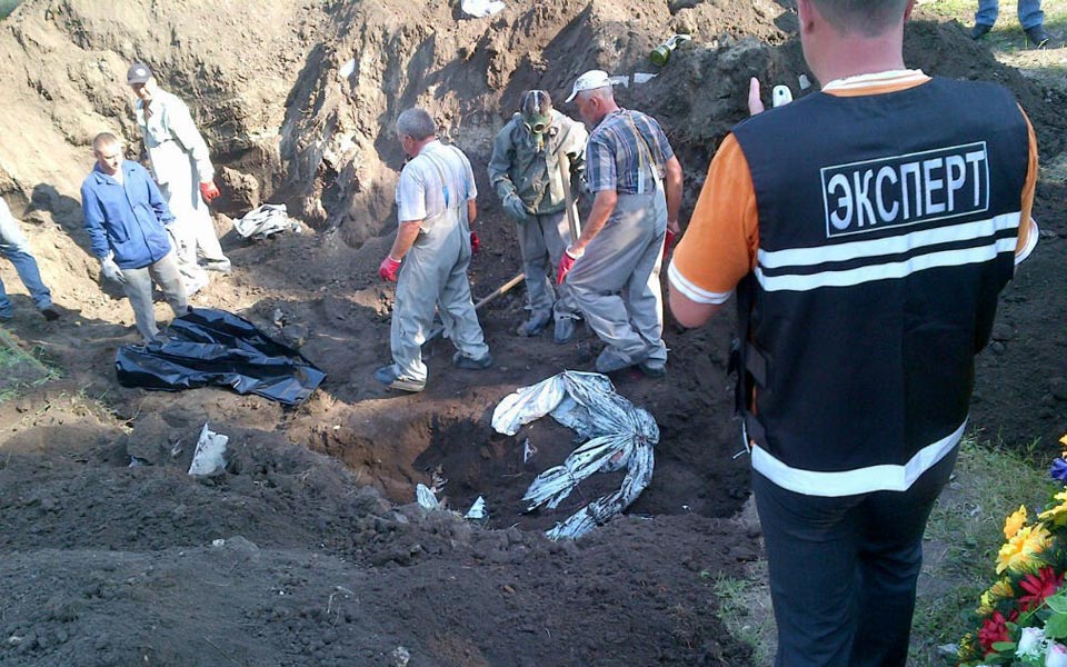 ομαδικός-τάφος-στο-σλαβιάνσκ-100-000-εκτοπι-2036804