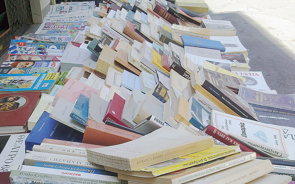 αθηναϊκοί-περίπατοι-στη-σκιά-των-βιβλ-2038769