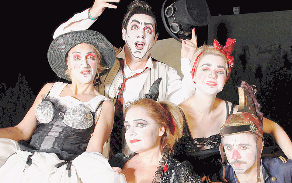 τα-θεατρικά-σχήματα-περιοδεύουν-αλλά8-2038800