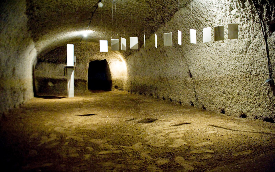 ενα-καταφύγιο-στη-μήλο-ως-χώρος-καλλιτ-2040073