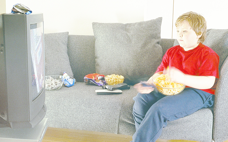 καναπές-τηλεόραση-και-τσιπς-2040636