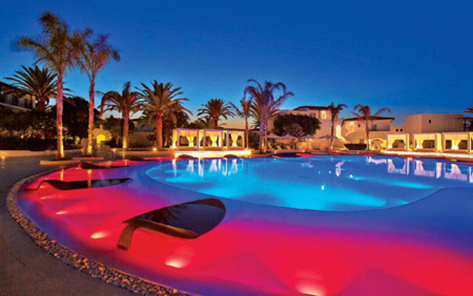 ενα-resort-σαν-σκηνικό-2038535