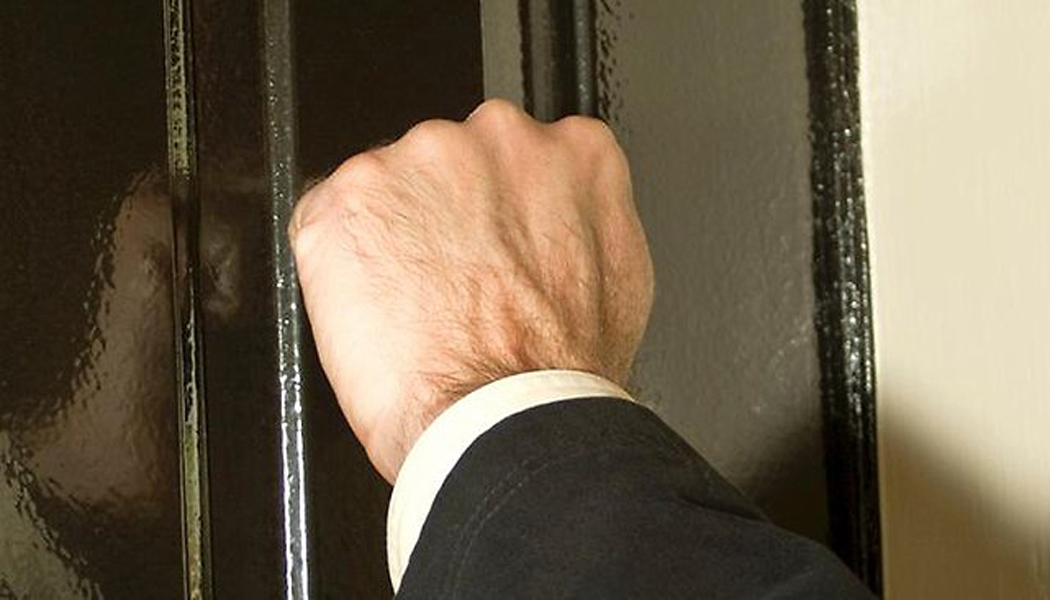 αντισυνταγματική-η-είσοδος-εφοριακώ-2039420