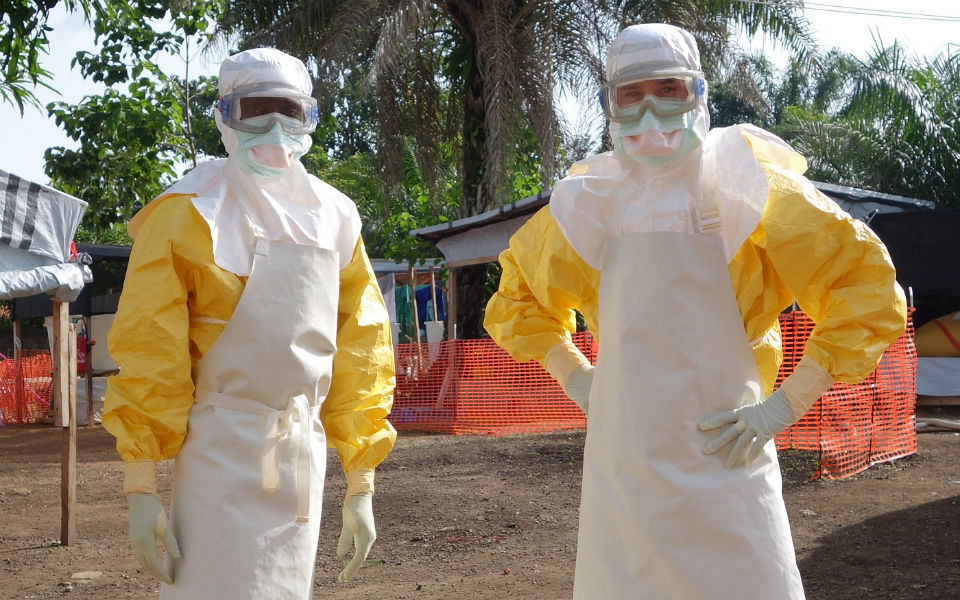 γιατρός-του-που-μολύνθηκε-από-τον-ιό-εμ-2040769