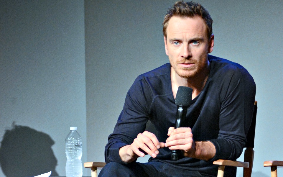 ο-μichael-fassbender-χωρίς-το-πρόσωπό-του-2039709