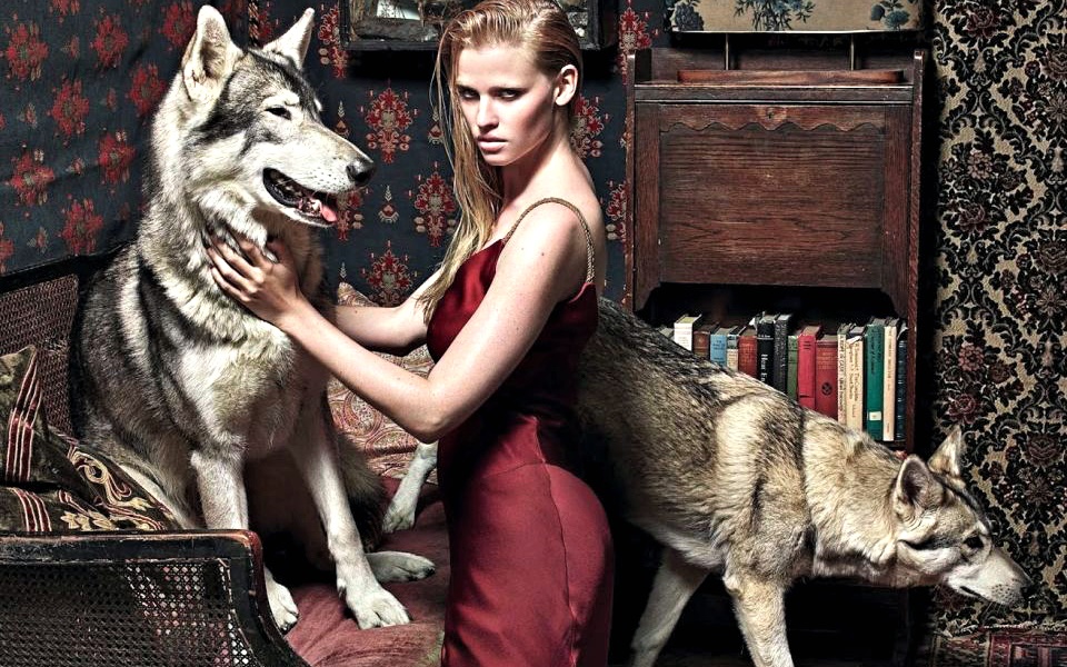 το-supermodel-lara-stone-ποζάρει-με-λύκους-και-φωτογραφ-2038374
