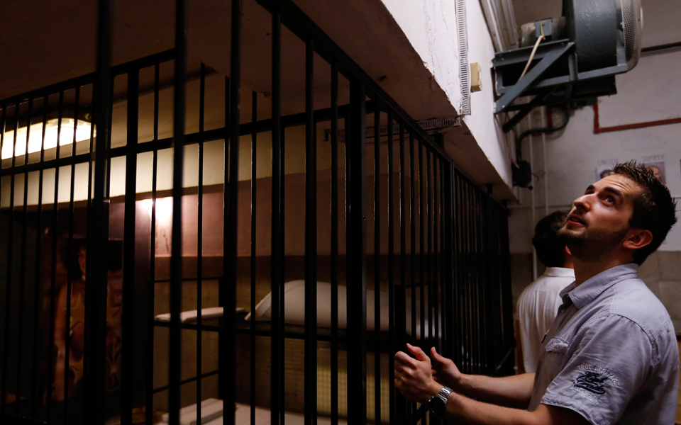 πληρώνουν-για-να-μπουν-σε-κελιά-στη-βου-2040133