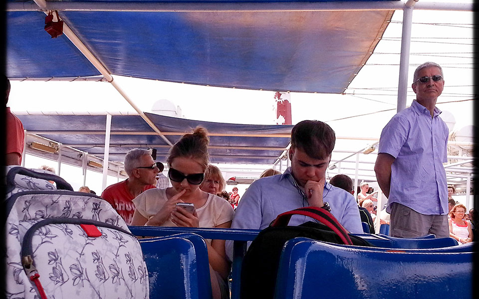 οι-ελληνες-δεν-ξεχνούν-το-κινητό-ούτε-2039207