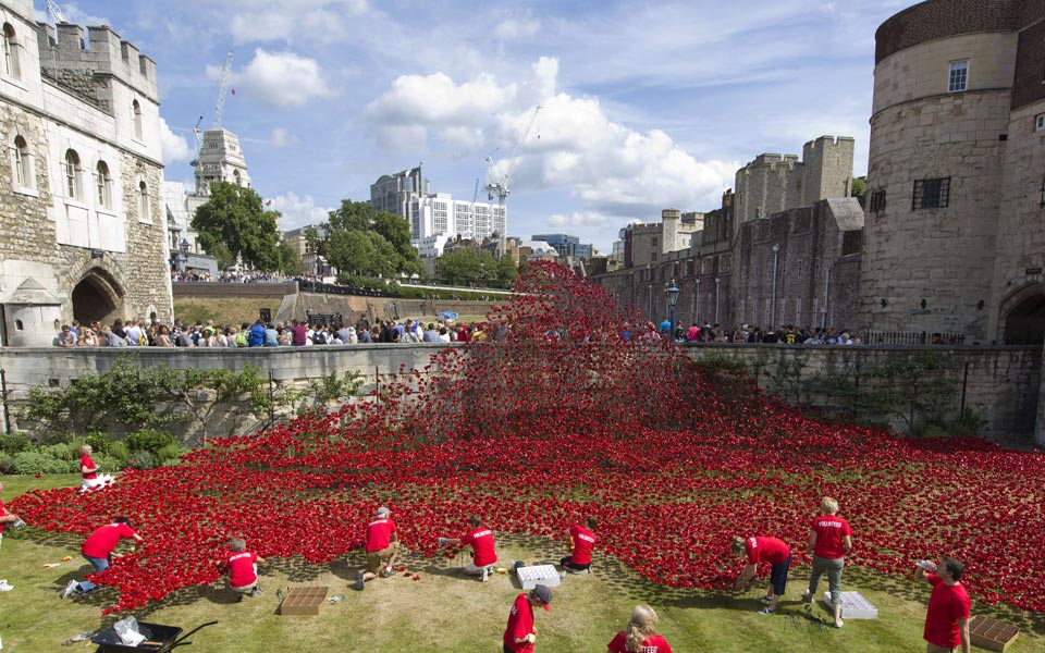 γέμισε-παπαρούνες-ο-πύργος-του-λονδίν-2038271