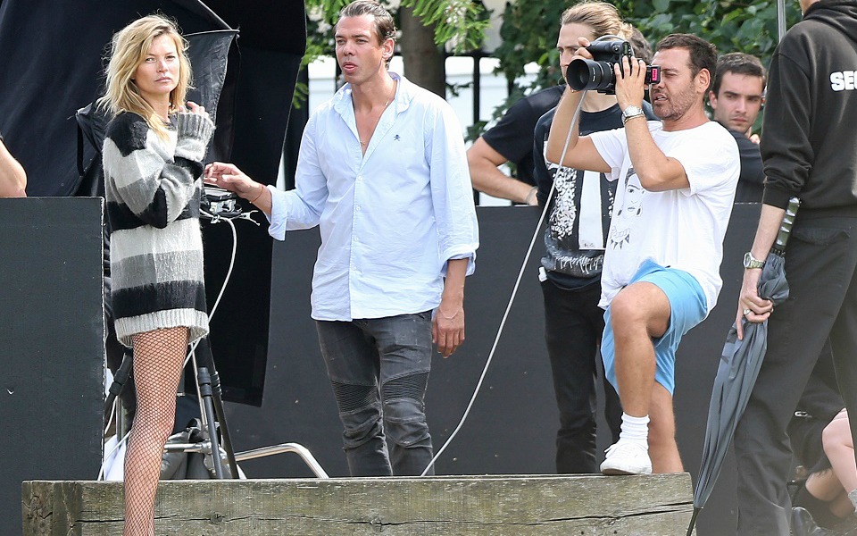 h-kate-moss-γίνεται-και-σκηνοθέτης-για-τη-βρετα-2040344