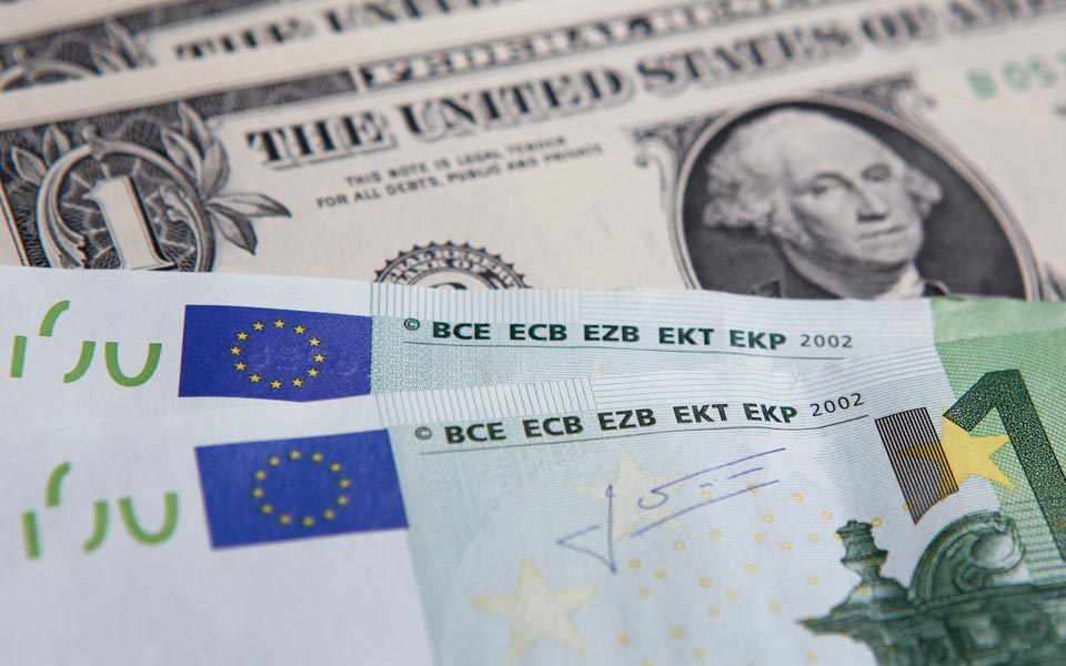 σε-χαμηλά-12μήνου-το-ευρώ-έναντι-δολαρίο-2042092