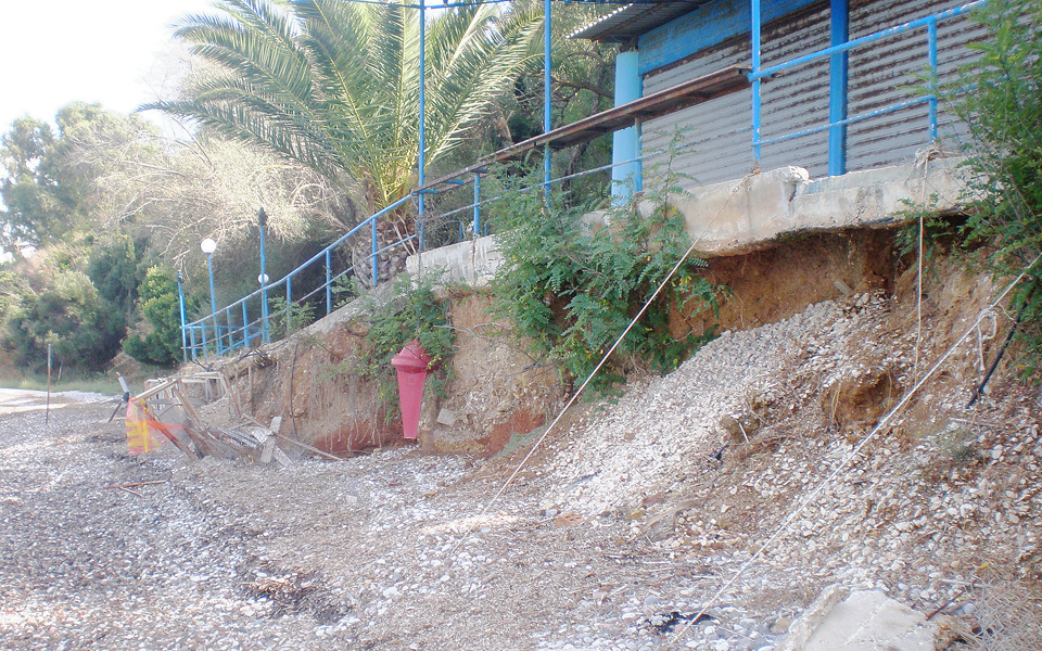 η-διάβρωση-καταστρέφει-τις-ακτές-της-δ-2042943