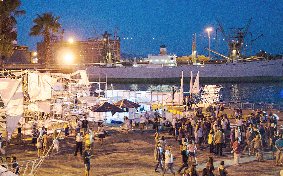 στην-εφήμερη-πόλη-του-πειραιά-όταν-ο-2043599