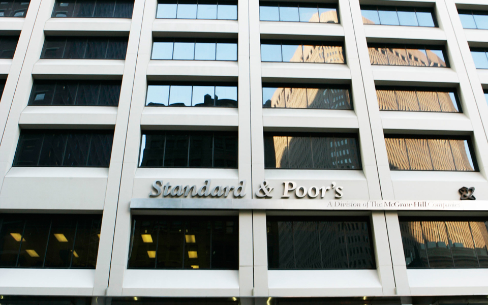 κρατούν-μικρό-καλάθι-για-τη-standard-poors-2043797