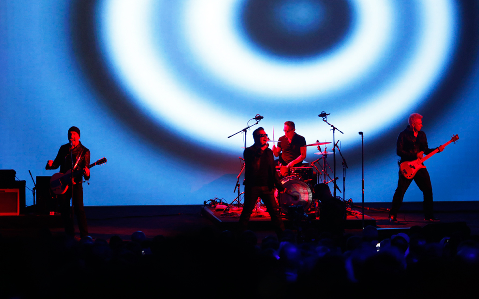 oι-u2-παίζουν-ροκ-χωρίς-να-είναι-ροκ-2043929