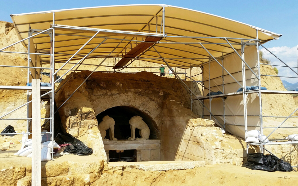 με-προσοχή-και-αγωνία-η-είσοδος-στον-τρ-2044162