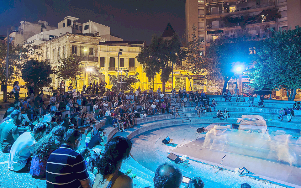 στην-κουμουνδούρου-η-ζωή-εκτοπίζει-τη-2044039