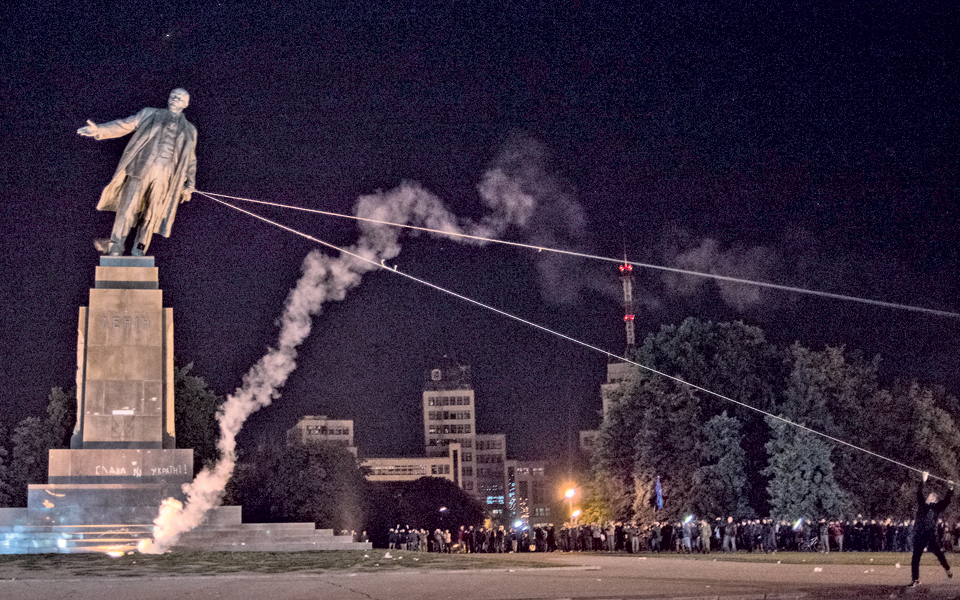 γκρέμισαν-άγαλμα-του-λένιν-στην-ουκρα-2046994