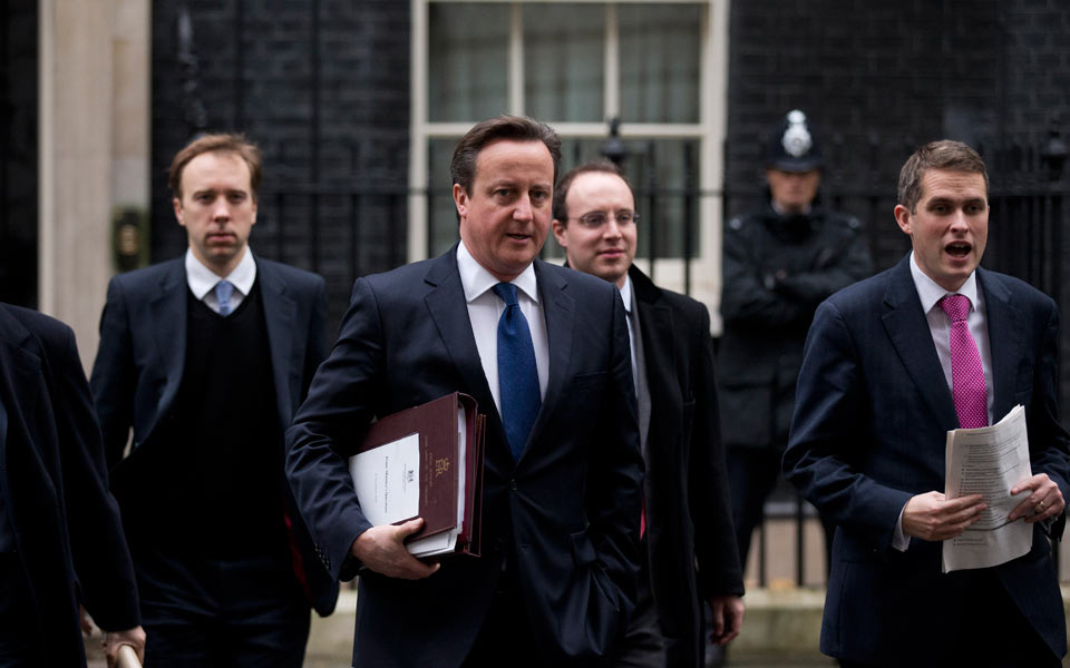 ντ-κάμερον-τα-κράτη-της-g8-να-μην-καταβάλ-2042416