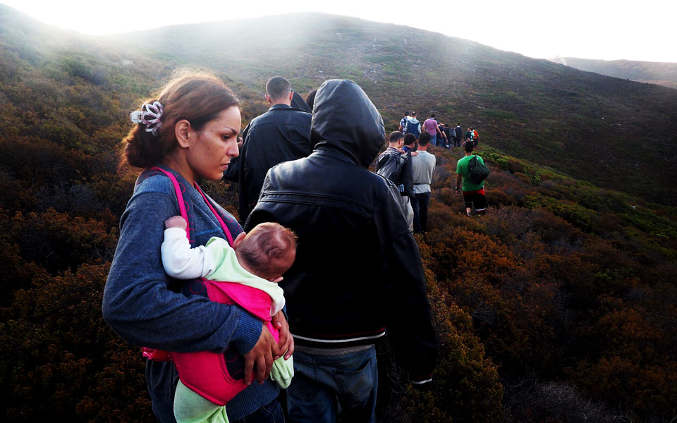 στη-λεωφόρο-των-μεταναστών-μεταξύ-χίο-2043157