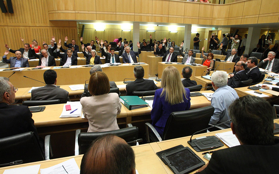 τα-ακίνητα-μπλοκάρουν-τη-δόση-στην-κύπ-2043367