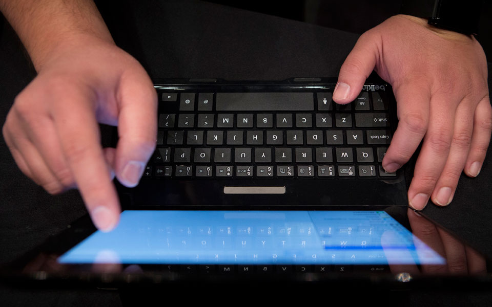 προσοχή-μας-παρακολουθούν-online-2044222