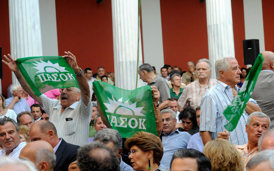 μισοάδειο-ζάππειο-με-δυο-σημαιάκια-2043044