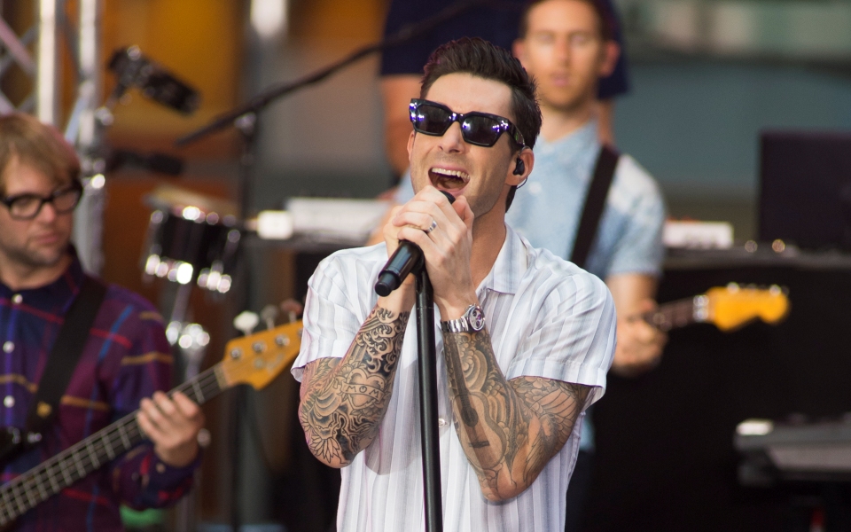 ο-adam-levine-μιμείται-τον-frank-sinatra-και-τον-michael-jackson-2045072