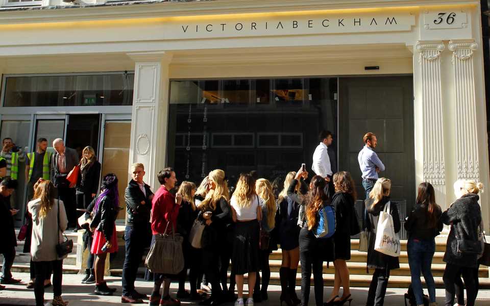 η-victoria-beckham-μας-ξεναγεί-στη-νέα-της-μπουτίκ-2046304