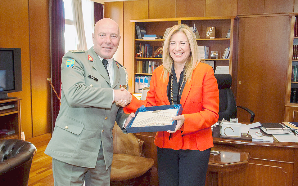 με-έναν-ανδριάντα-ξεχνιέμαι-2047242