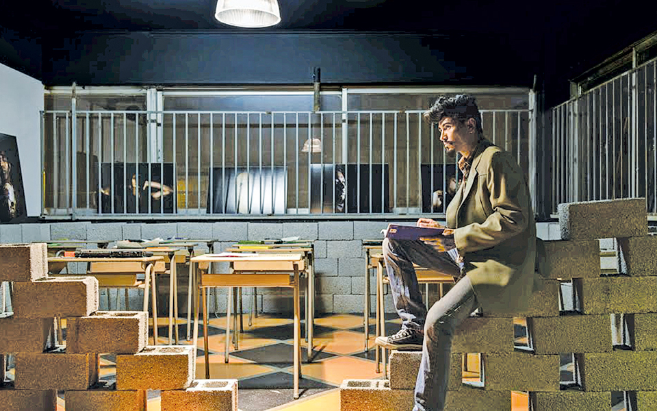 πέντε-ζωές-σε-πέντε-ορόφους-στο-μεταξο-2047688